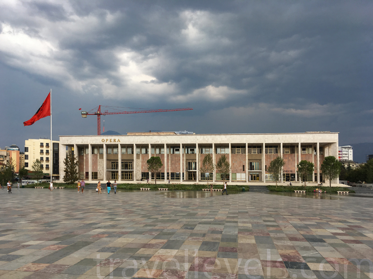 Здание оперы в Тиране, Албания