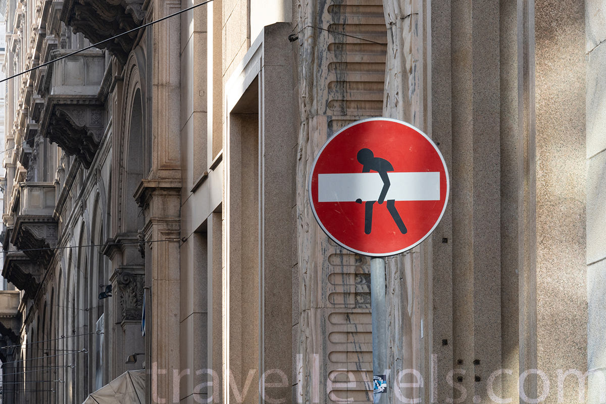 Дорожные знаки Клета Абрахама в Милане