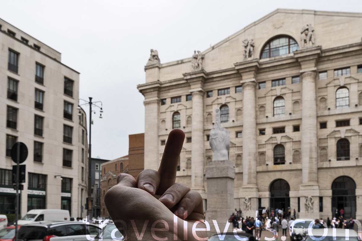 Памятник среднему пальцу, Милан