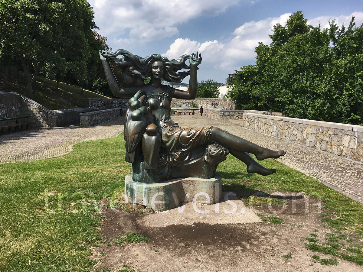Скульптура ведьмы, Братислава