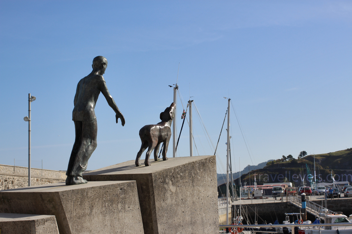 Бермео, монумент собаке и человеку в порту